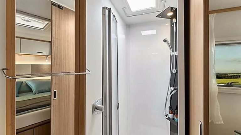 Rolling Turtles - Motorhome Low Profile Semi-Integrated Carado 03